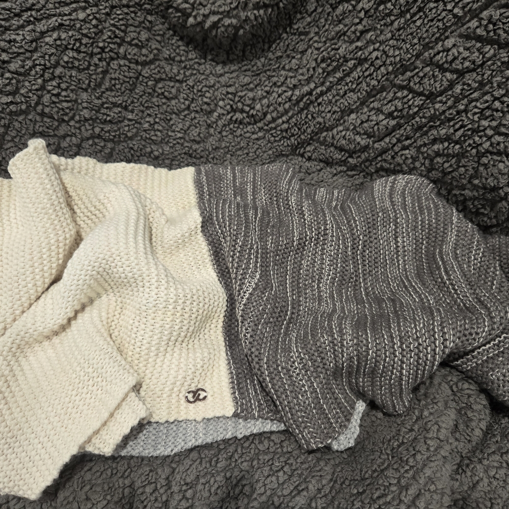 Women's Gray and Cream Scarf